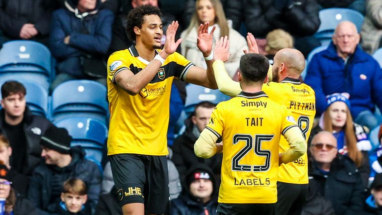 Tete Yengi comemora seu gol e faz o placar de 1 a 1 