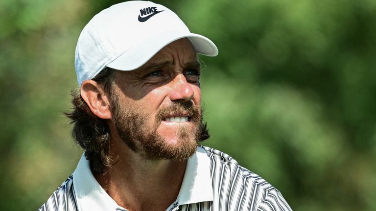 O inglês Tommy Fleetwood reage após dar a tacada inicial no segundo buraco do segundo dia do DP World Tour Championship
