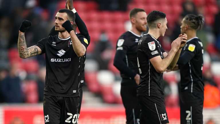 Troy Parrott (izquierda) estuvo cedido en MK Dons