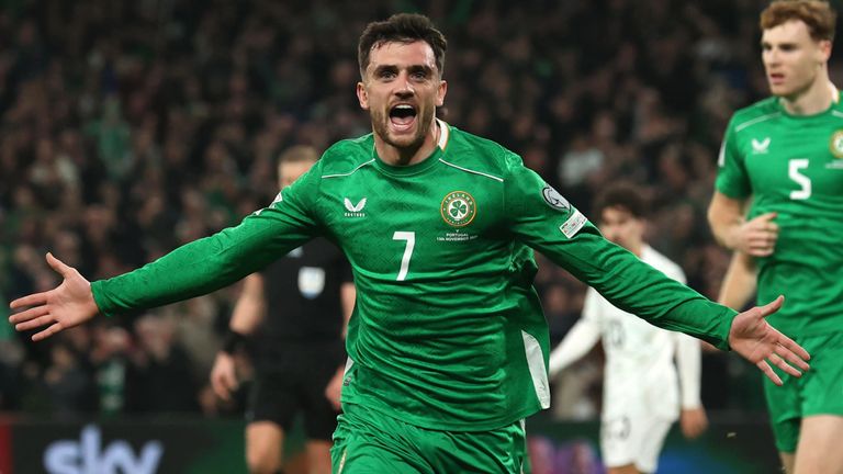 Troy Parrott della Repubblica d'Irlanda festeggia il gol contro il Portogallo
