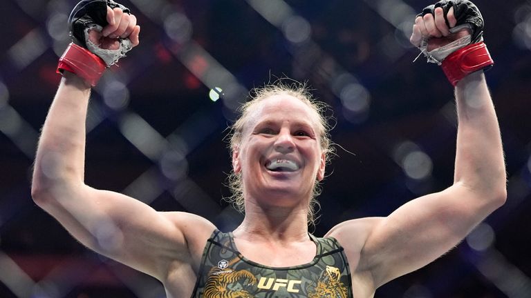 Valentina Shevchenko del Kirghizistan festeggia dopo aver sconfitto Zhang Weili della Cina all'UFC 322 (Associated Press)