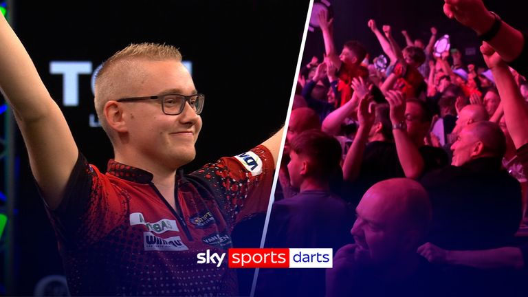 Jurjen van der Velde comemora finalmente vencer uma partida contra o dominante Luke Humphries na segunda rodada do Grand Slam de Dardo de 2025