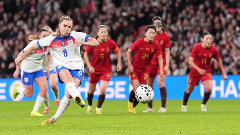 Georgia Stanway marca o primeiro gol da Inglaterra de pênalti