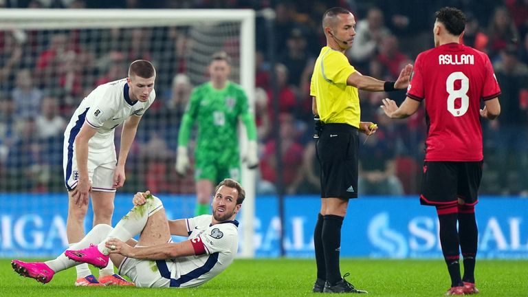 Harry Kane reacciona tras una falta de Kristjan Asllani 