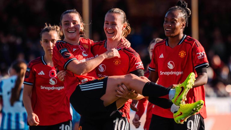 एलिझाबेथ टेरलँडने ब्राइटनमध्ये मँचेस्टर युनायटेडसाठी गोल केल्यानंतर एला टूनसोबत आनंद साजरा केला