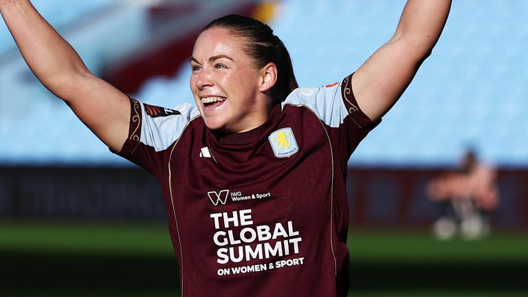 एव्हर्टनविरुद्ध ॲस्टन व्हिलाचा दुसरा गोल केल्यानंतर कर्स्टी हॅन्सन