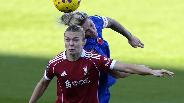 बीटा ओल्सन और मिल्ली ब्राइट गेंद के लिए संघर्ष करते हैं