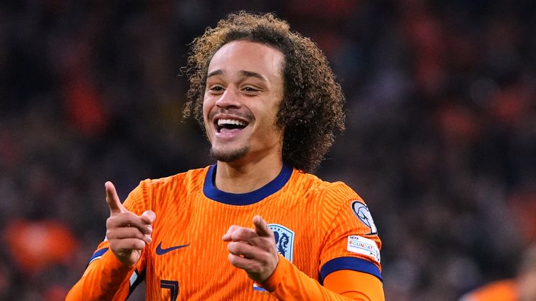O holandês Xavi Simons comemora seu gol durante uma partida de qualificação do Grupo G da Copa do Mundo de 2026 entre Holanda e Lituânia em Amsterdã, Holanda, segunda-feira, 17 de novembro de 2025. (AP Photo/Peter Dejong)