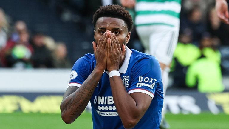 GLASGOW, ESCÓCIA – 02 DE NOVEMBRO: Youssef Chermiti do Rangers parece abatido depois de perder uma chance no primeiro tempo durante a semifinal da Premier Sports Cup entre Celtic e Rangers em Hampden Park, em 2 de novembro de 2025, em Glasgow, Escócia. (Foto de Craig Foy / Grupo SNS)