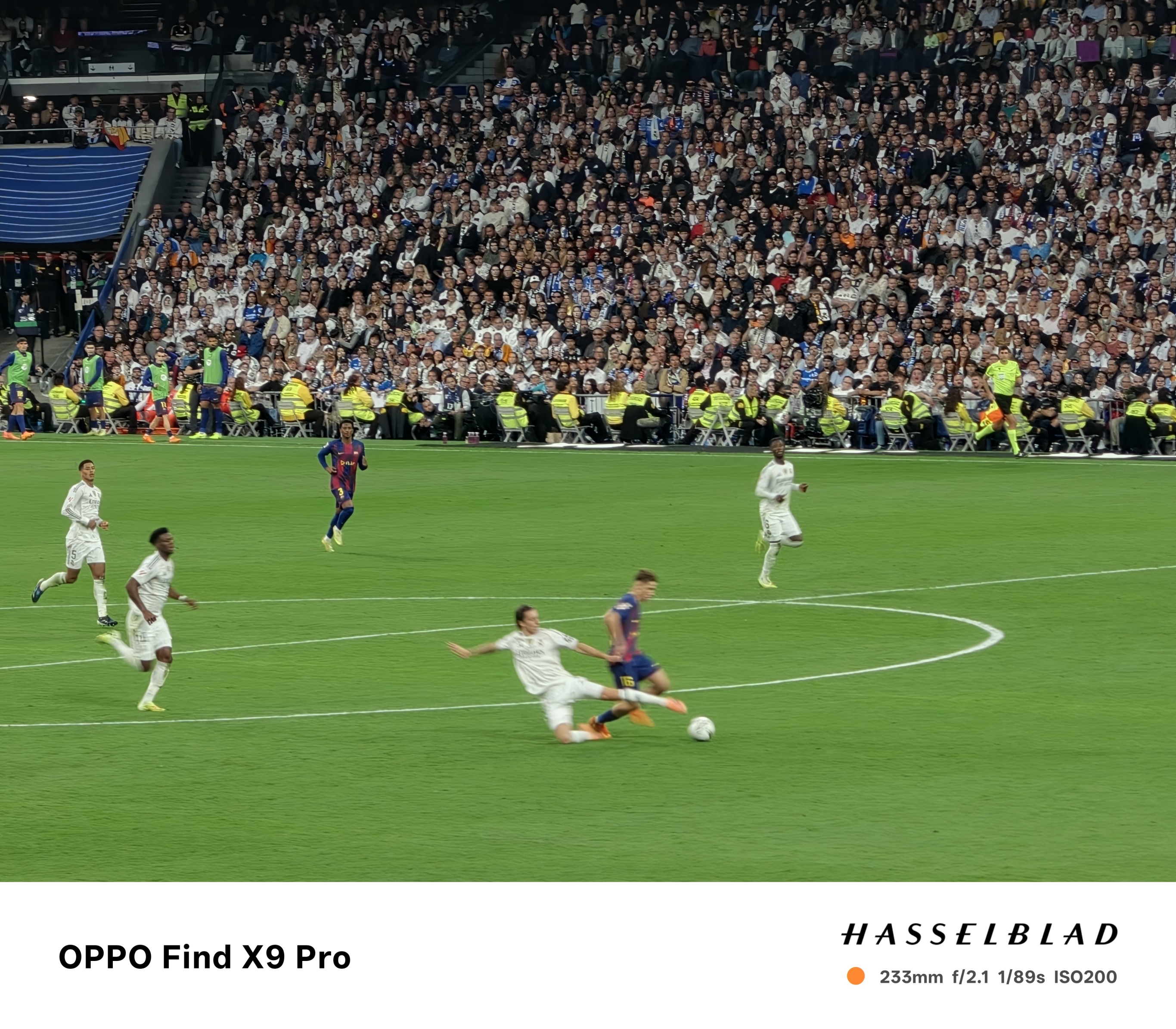 अल्वारो कॅरेरास एल क्लासिको दरम्यान चेंडू हाताळतो