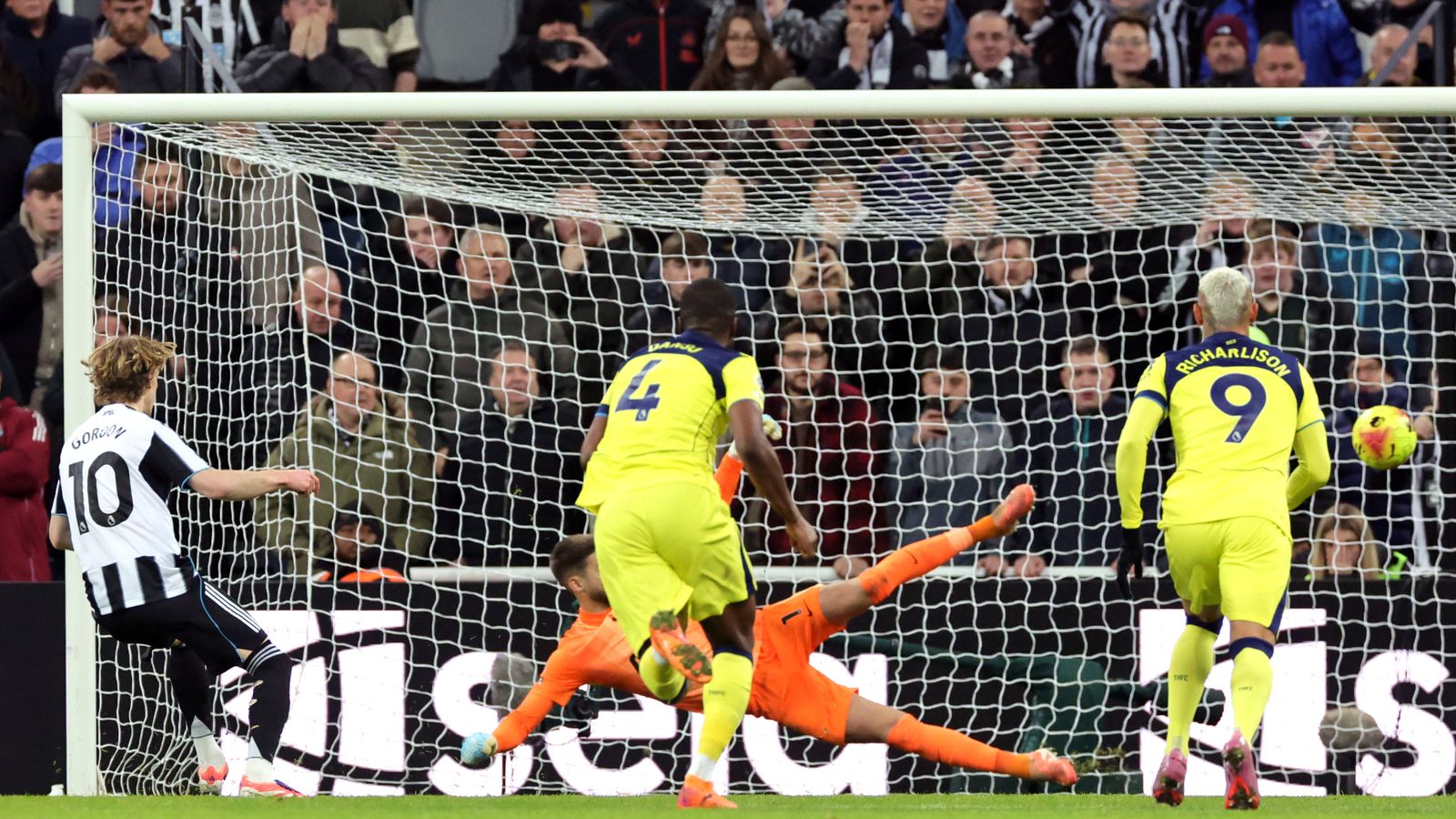Newcastle 2-2 Tottenham: Jamie Redknapp slams lack of consistency after VAR awards Magpies controversial penalty - Sky Sports