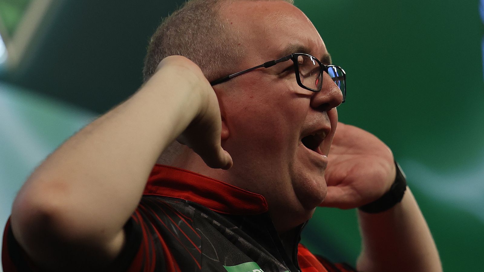 World Darts Championship: Stephen Bunting admits he 'fell asleep' and says fans got him through first-round win over Sebastian Bialecki