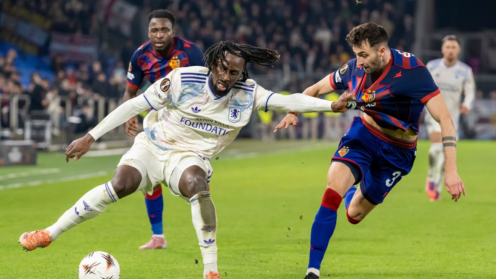 Basel vs Aston Villa 유로파리그 경기 장면