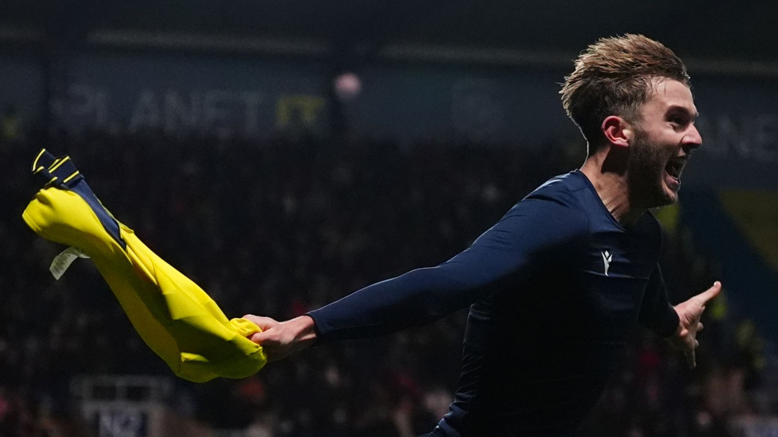 Managerless Oxford strike late to beat Southampton