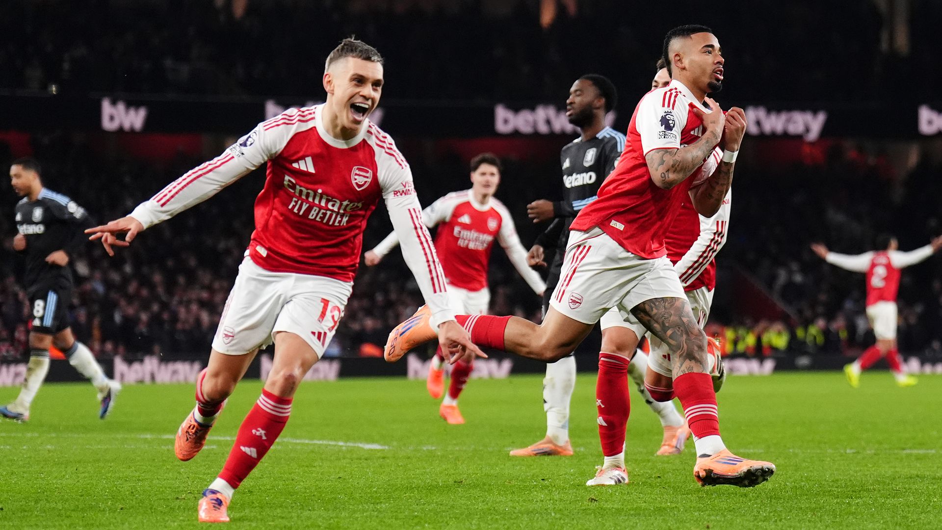 Arsenal end Aston Villa's unbeaten run to go five points clear