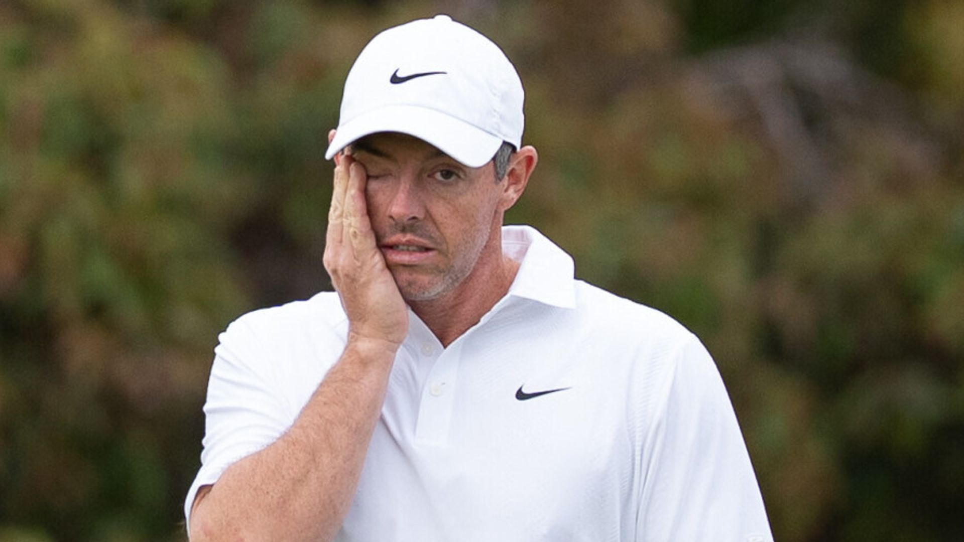Rory falls further back after slow start and bizarre banana encounter
