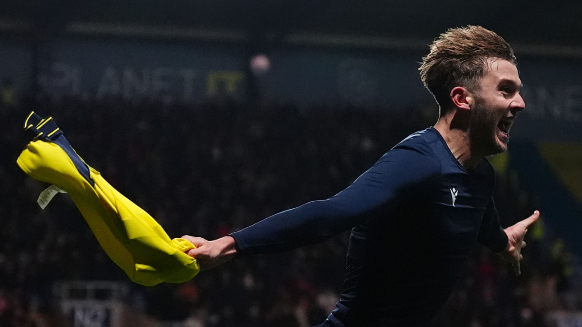 Managerless Oxford strike late to beat Southampton