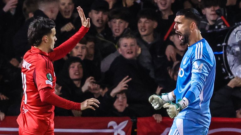 Dimitar Mitov de Aberdeen celebra después de salvar una pena