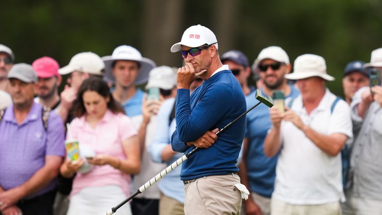 ऑस्ट्रेलिया के एडम स्कॉट, गुरुवार, 4 दिसंबर, 2025 को मेलबर्न, ऑस्ट्रेलिया में ऑस्ट्रेलियन ओपन गोल्फ टूर्नामेंट के पहले दौर के दौरान 16वां होल लगाने के बाद प्रतिक्रिया करते हैं। (एपी फोटो/असंका ब्रेंडन रत्नायके)