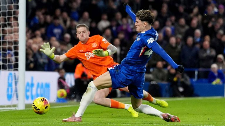Alejandro Garnacho spurns a chance to score against Everton