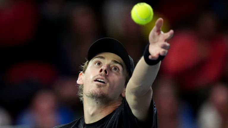 Alex de Minaur em ação contra Ugo Humbert durante o terceiro dia da Grande Final do Victorian Plumbing UTS London