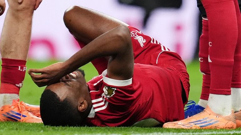 Alexander Isak del Liverpool si infortuna contro gli Spurs