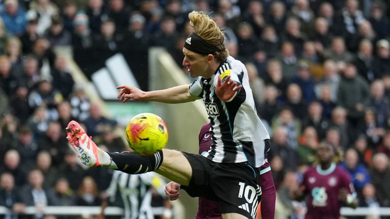 Newcastle United's Anthony Gordon attepts to control the ball
