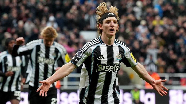 Newcastle United's Anthony Gordon celebrates after doubling their lead from the penalty spot