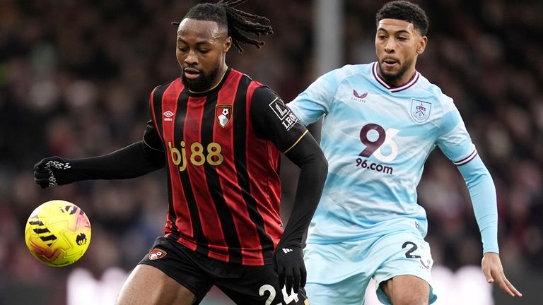 Антоан Семењо из Борнмута (лево) и Џош Лоран из Барнлија боре се за лопту