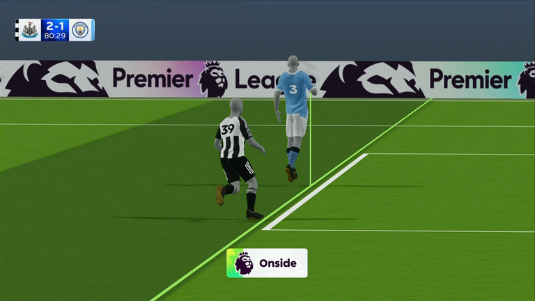 As armas não são usadas em impedimentos, com os árbitros verificando-as na linha da manga – como mostrado neste gol de Newcastle x Man City