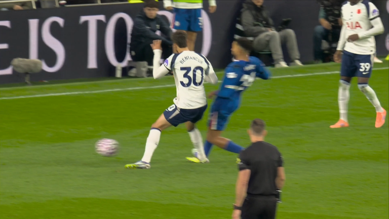 Bentancur atingiu James em uma parte semelhante do pé