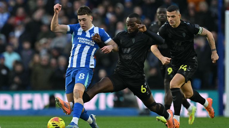 Brighton's Brajan Gruda (L) vies with Sunderland's Lutsharel Geertruida and Granit Xhaka