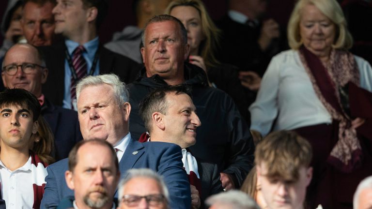 Budge (arriba a la derecha) ayudó a sellar el acuerdo mediante el cual Tony Bloom (centro) invirtió en Hearts. 