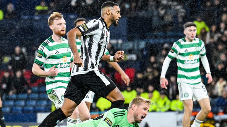 A dobradinha de Jonah Ayunga garantiu a glória na Copa da Liga para St Mirren 