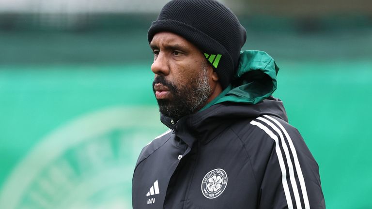 GLASGOW, SCOZIA - 10 DICEMBRE: Il manager celtico Wilfried Nancy durante una sessione di allenamento Celtic MD-1 presso il Lennoxtown Training Center, il 10 dicembre 2025, a Glasgow, Scozia. (Foto di Ross MacDonald / Gruppo SNS)