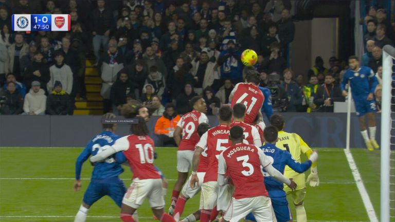 Embora a mão de Mosquera esteja alinhada com Fernández, mãos e braços não são levados em consideração nas decisões de impedimento