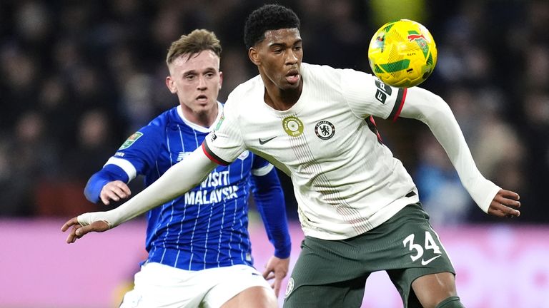 Josh Acheampong, do Chelsea (à direita), e Isaak Davies, do Cardiff City, lutam pela bola