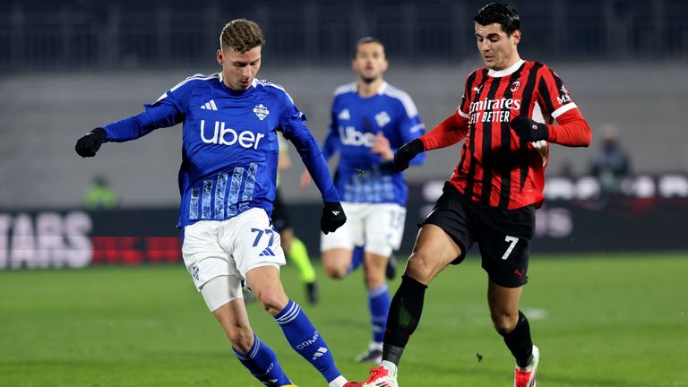Como's Como 1907's Ignace Van der Brempt, left, and AC Milan's Alvaro Morata in action during the Serie A soccer match between Como and Milan at the Giuseppe Sinigaglia stadium in Como, Italy, Sunday Jan. 14, 2025. (Antonio Saia/LaPresse via AP)