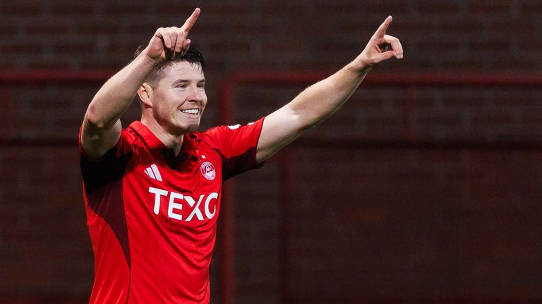 Kevin Nisbet celebra su gol