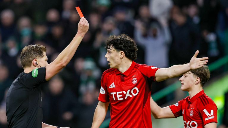 Dylan Lobban (R) de Aberdeen recibe una tarjeta roja por una falta en Daizen Maeda del Celtic
