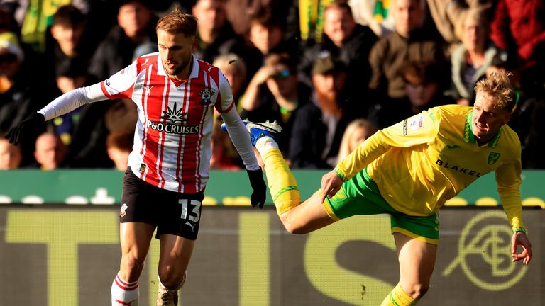 Leo Scienza and Pelle Mattsson battle for possession