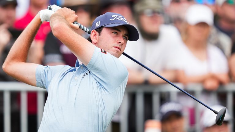 ऑस्ट्रेलियन ओपन 2025 के पहले दौर के दौरान एल्विस स्माइली ने पहले होल पर शुरुआत की। (एपी फोटो/असंका ब्रेंडन रत्नायके)