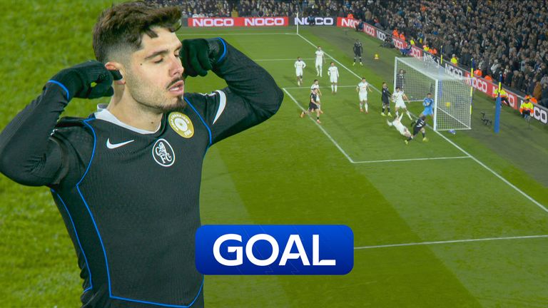Pedro Neto segna per il Chelsea contro il Leeds in PL
