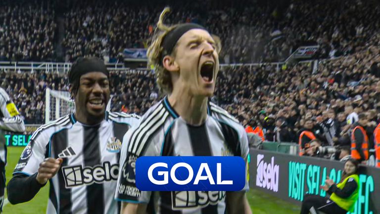 Gordon, do Newcastle, marca de pênalti.