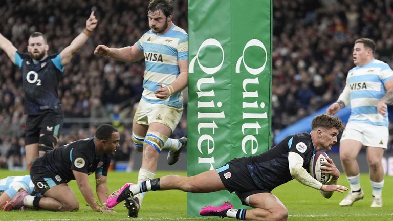 Henry Slade, da Inglaterra, marca o terceiro try de seu time durante a Quilter Nations Series em Twickenham