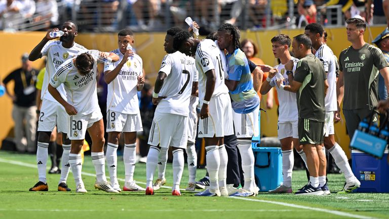 firo: 09.07.2025, Football, Football: International, FIFA Club World Cup 2025, FIFA Club World Cup 2025, Semi-final Paris Saint Germain, PSG - Real Madrid 4:0 Heat Drinking break Real Madrid with Kylian Mbappe and Antonio Rudiger Photo by: Ulrich Hufnagel/picture-alliance/dpa/AP Images