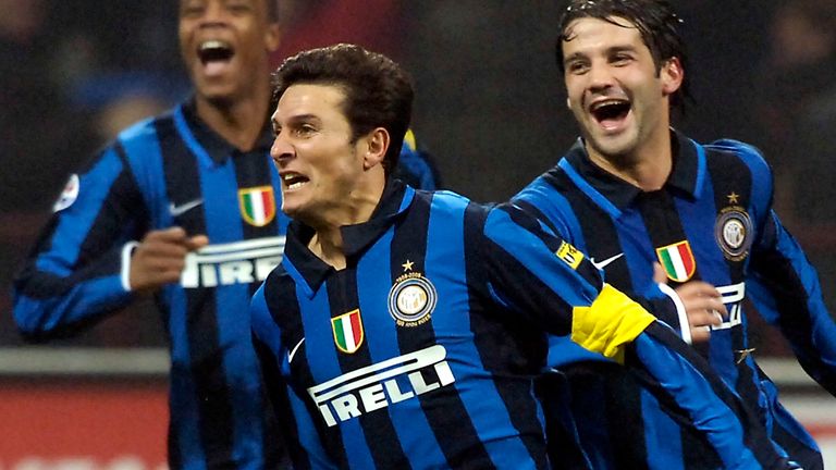 Javier Zanetti (centro) y Christian Chivu (derecha) jugaron juntos en el Inter