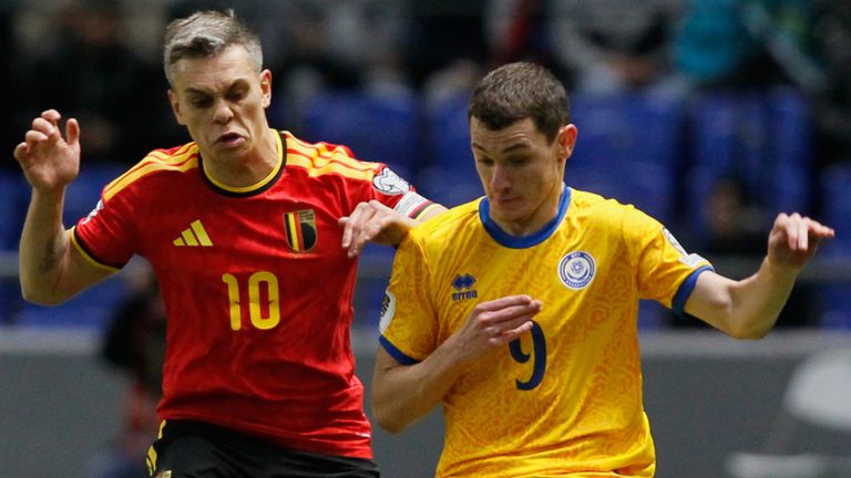 Islam Chesnokov (derecha) se unirá a Hearts