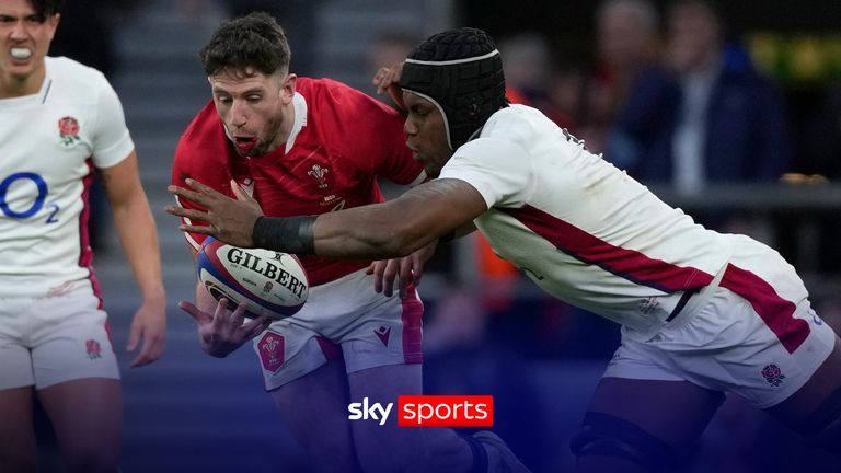 शनिवार, 26 फरवरी, 2022 को ट्विकेनहैम स्टेडियम, लंदन में इंग्लैंड और वेल्स के बीच छह देशों के रग्बी यूनियन मैच के दौरान वेल्स के एलेक्स कैथबर्ट, बाएं को इंग्लैंड के मारो इटोजे ने निपटाया। 