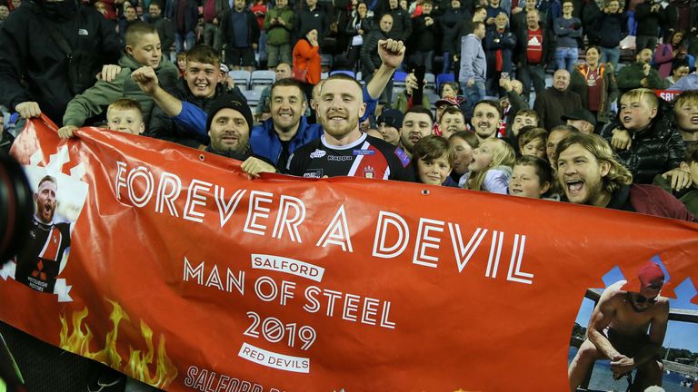 सैलफोर्ड रेड्स जैक्सन हेस्टिंग्स ने विगन को हराकर बेटफ्रेड सुपर लीग के फाइनल में जगह बनाने के बाद प्रशंसकों के साथ जश्न मनाया